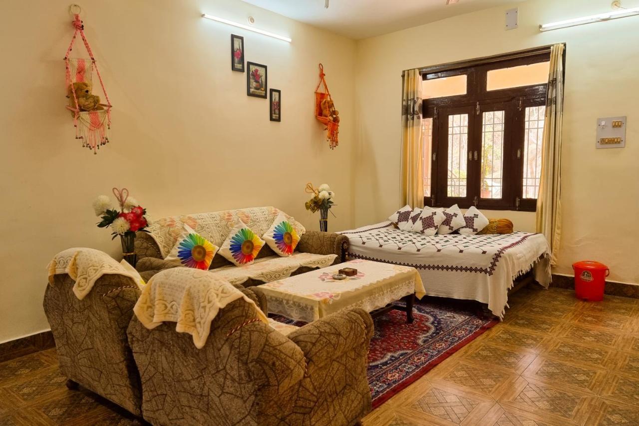Aditya Homestay Далхаузи Экстерьер фото