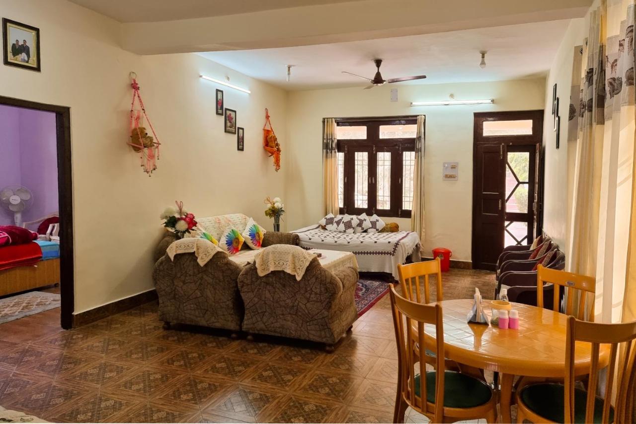 Aditya Homestay Далхаузи Экстерьер фото