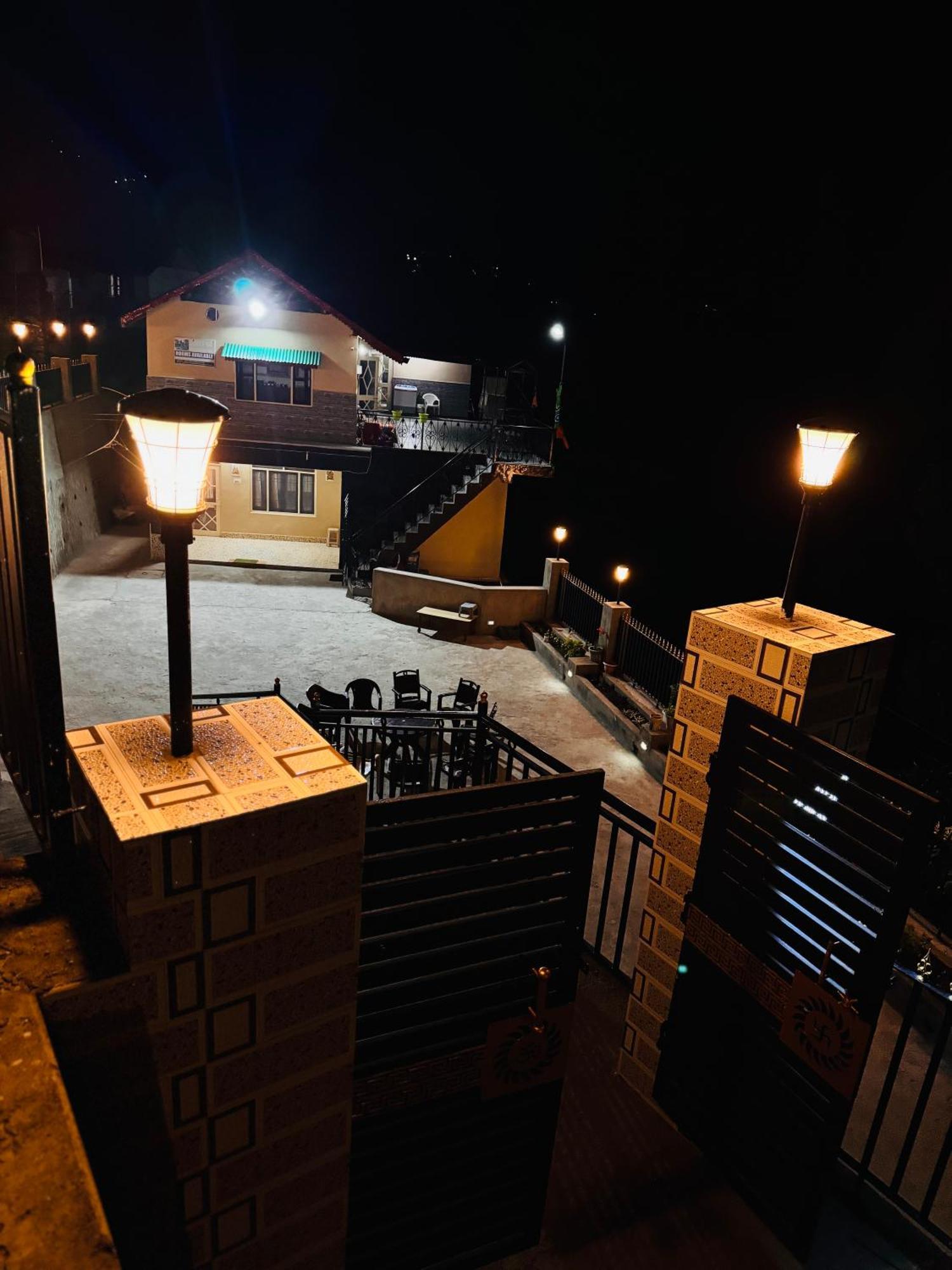 Aditya Homestay Далхаузи Экстерьер фото
