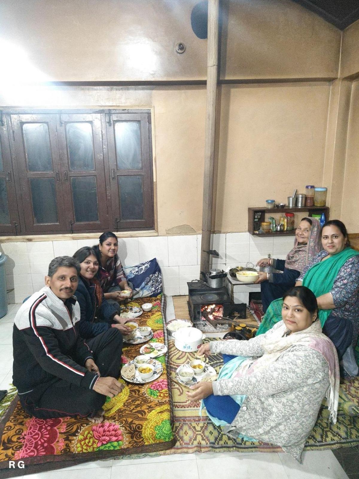 Aditya Homestay Далхаузи Экстерьер фото