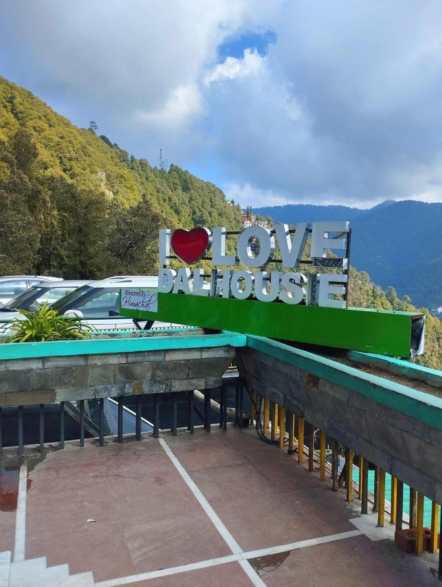 Aditya Homestay Далхаузи Экстерьер фото