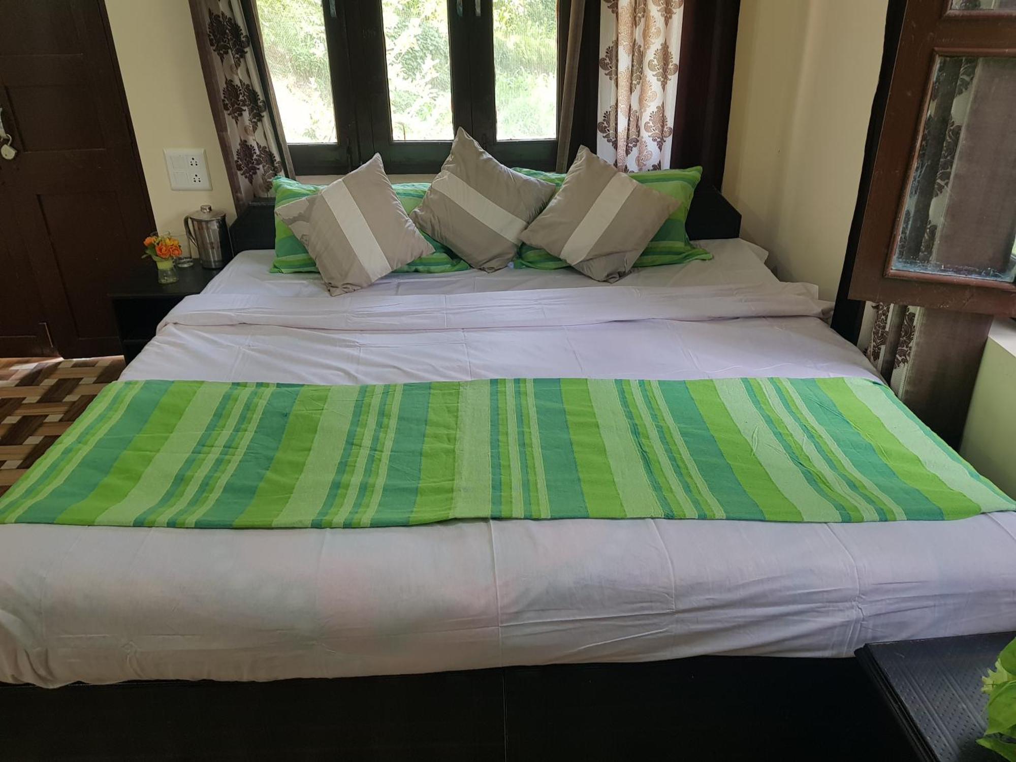 Aditya Homestay Далхаузи Экстерьер фото